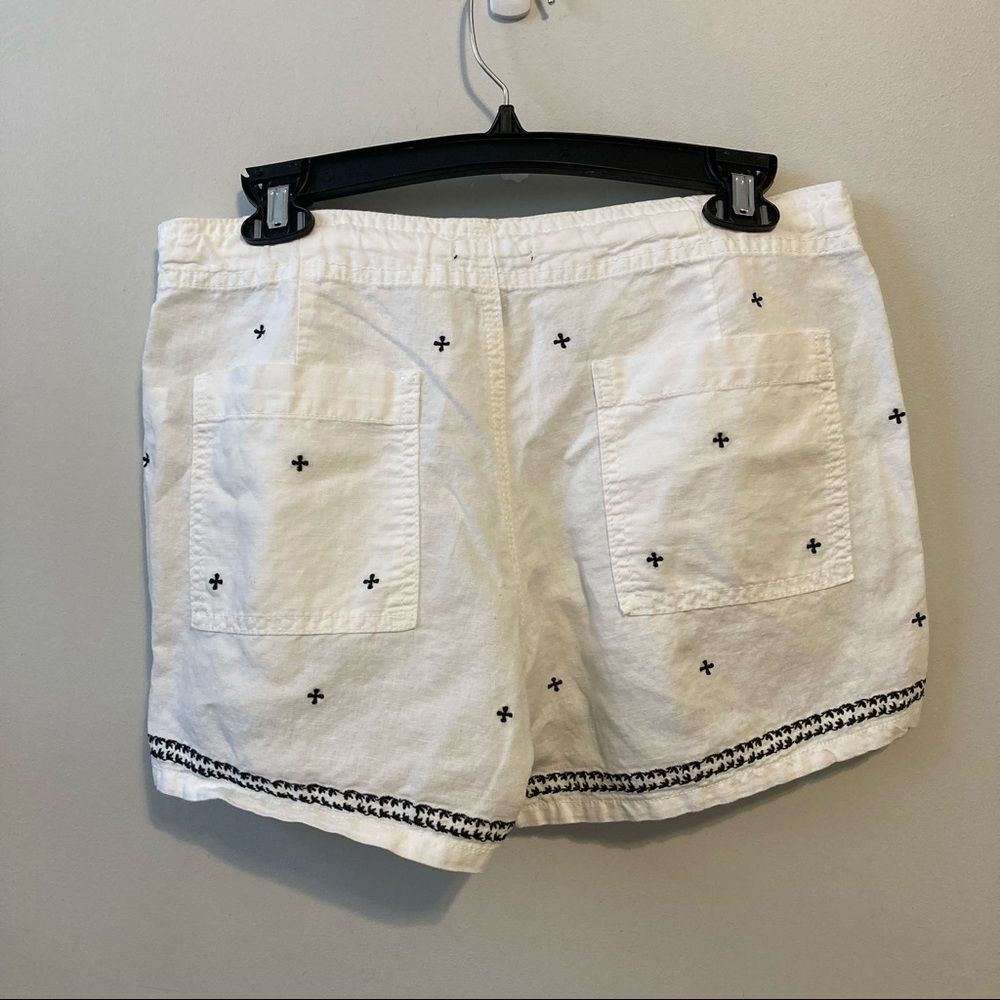 Gap White Geometric Pattern Embroidered Shorts Si… - image 4